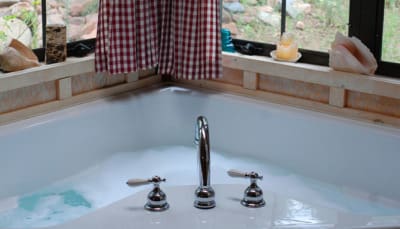master-cabin-bath